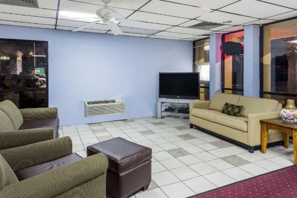 Travelodge by Wyndham Hardeeville image 1